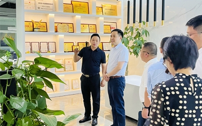 龙华民治街道张攀援书记莅临pg电子考察、指导，助力pg电子一连康健生长！